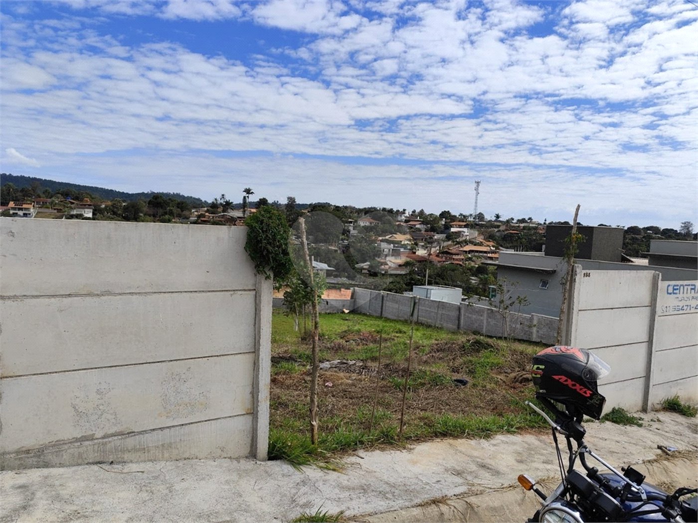 Terreno em Atibaia com 990 metros, pronto para construir, topografia declive, aceita financiamento