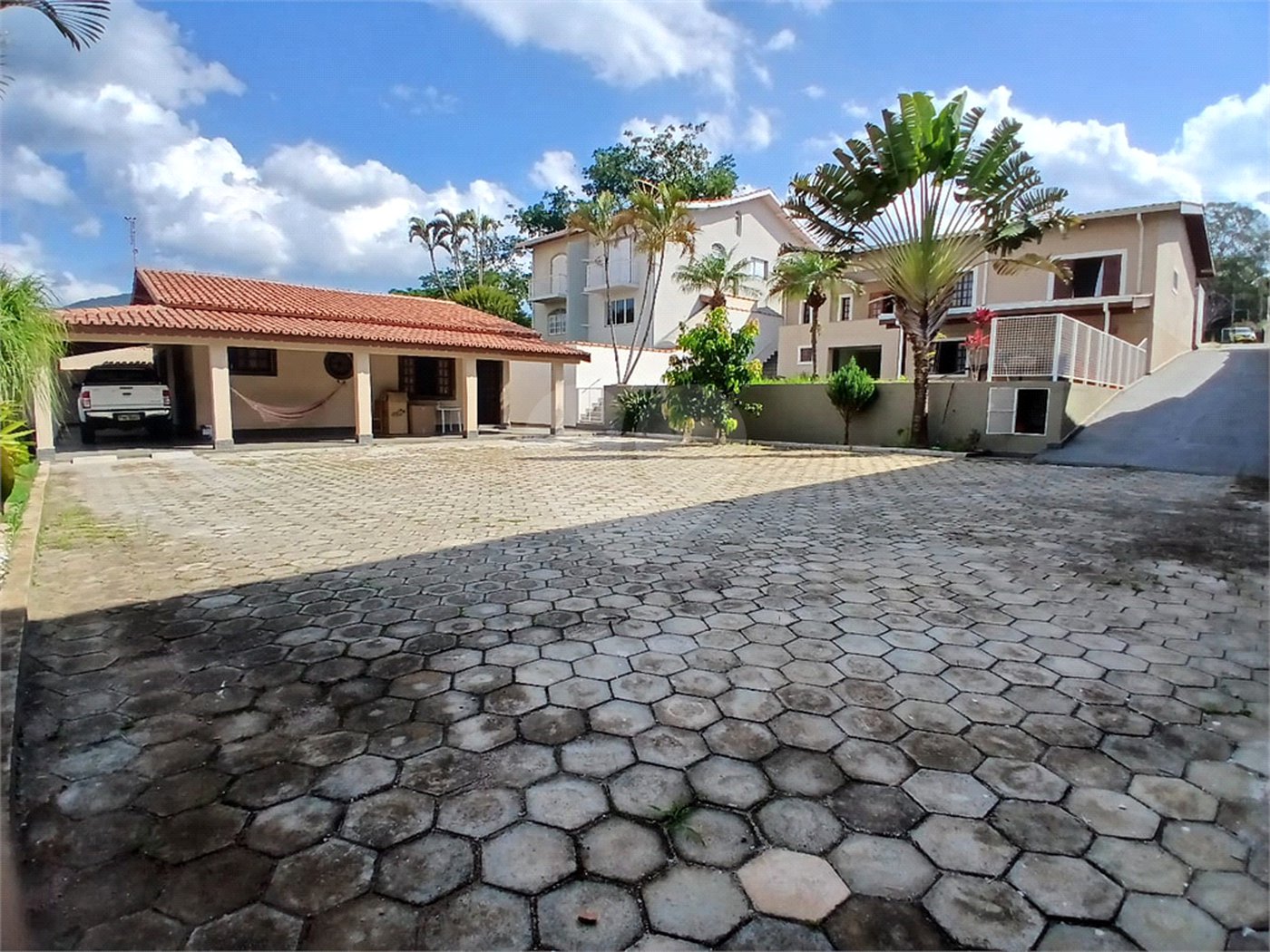 Casa à venda com 5 quartos, sendo 3 suítes, em Vila Santista, Atibaia, SP