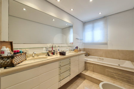 Apartamento à venda ou para alugar com 4 quartos, sendo 3 suítes, em Moema, São Paulo, SP