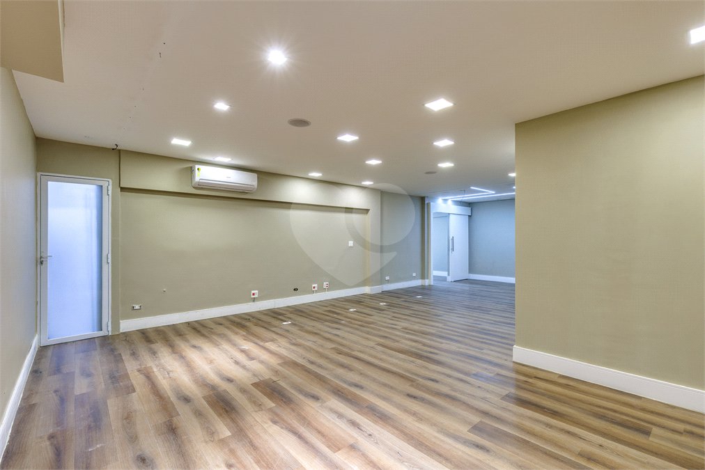 Casa à venda ou para alugar com 12 quartos, sendo 2 suítes, em Alto da Boa Vista, São Paulo, SP