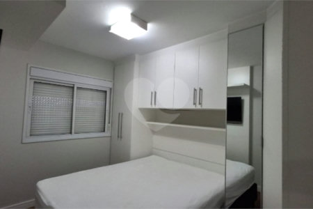 Apartamento com dois dormitórios sendo um climatizado, com duas vagas de garagem.