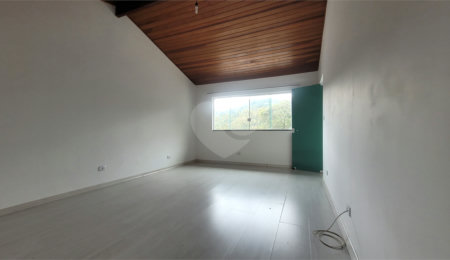 Casa à venda com 4 quartos, sendo 1 suíte,  no condomínio Parque Suiça, Caieiras - SP
