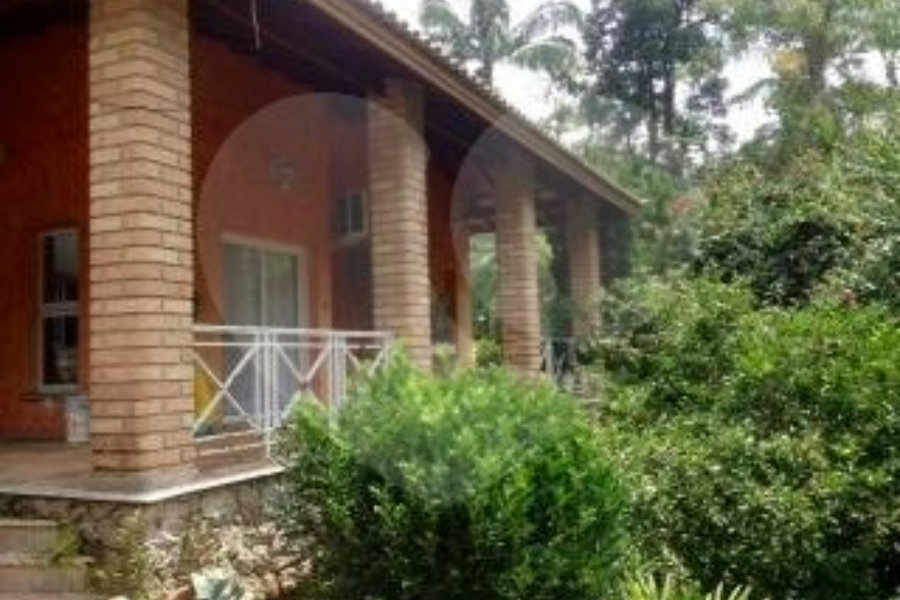 Sobrado à venda com 4 quartos, sendo 2 suítes, em Alpes da Cantareira, Mairiporã, SP