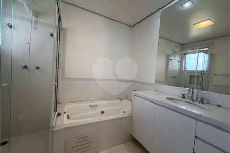 Casa à venda ou para alugar com 4 quartos, sendo 3 suítes, em Alto da Boa Vista, São Paulo, SP