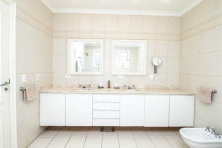 Casa à venda com 5 quartos, sendo 4 suítes, no condomínio Bounganville, São Paulo - SP