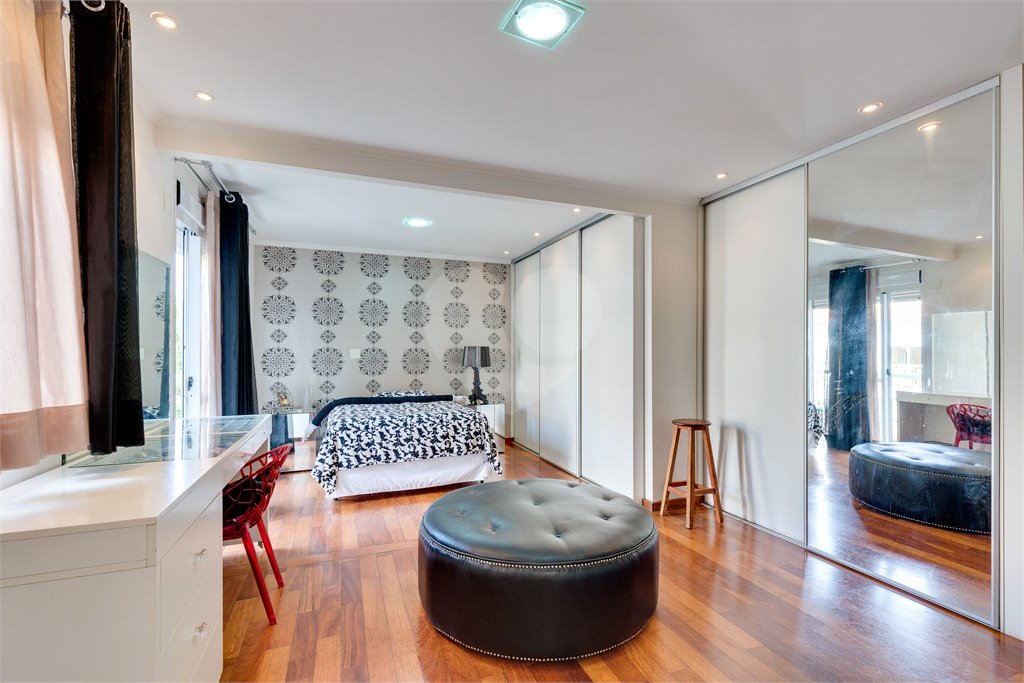 Casa à venda com 3 suítes no condomínio Vila Versalhes, São Paulo - SP