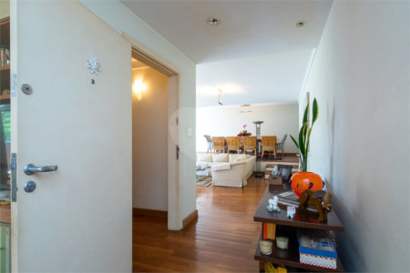 Apartamento à venda com 3 quartos, sendo 2 suítes,  em Alto da Boa Vista, São Paulo, SP