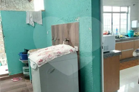 Sobrado espaçoso em São Miguel Paulista com 5 dormitórios e 5 vagas.