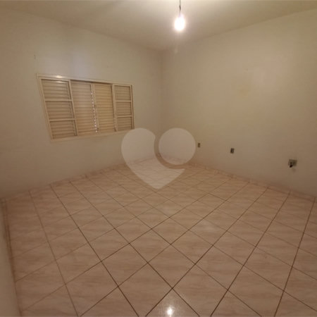 Casa Térrea com 3 dormitórios, sendo 1 suíte.