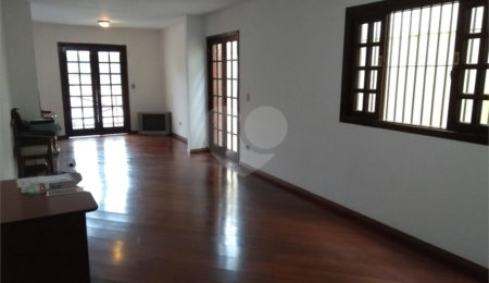 Sobrado à venda com 4 quartos, sendo 2 suítes,  em Bosque da Saúde, São Paulo, SP