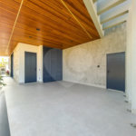 Indaiatuba - Condominio Villa Sapezal - 318 m² de Terreno - 230 m² de Área Construída - 3 suítes, sendo 1 Master com closet planejado - Sala de TV - Sala de estar integrada à Sala de jantar - Cozinha com móveis planejados - Despensa - Escritório planejado - Lavabo - Piscina com preparação para aquec