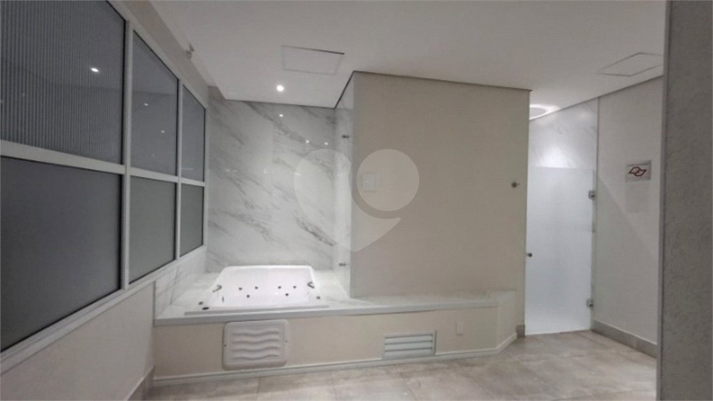 Apartamento com dois dormitórios sendo um climatizado, com duas vagas de garagem.