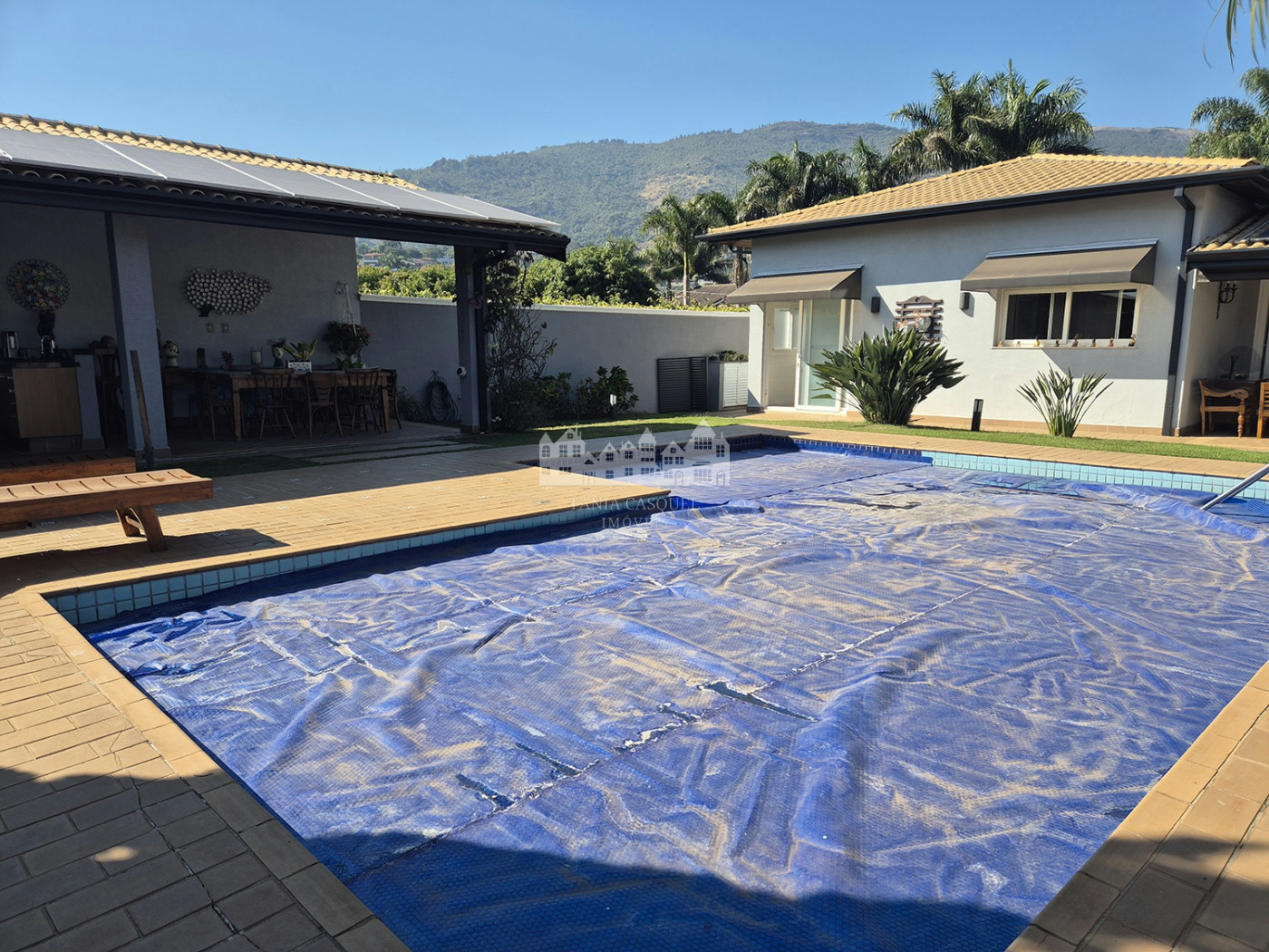 Casa térea à venda com 3 quartos, sendo 2 suítes, em Condomínio Flamboyant-B, Atibaia - SP
