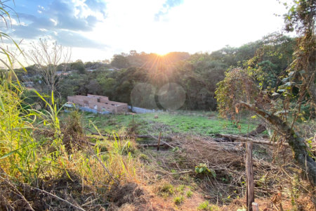 Terreno em Atibaia com 415 metros e pronto para construir no bairro Jardim Paulista, aceita financiamento