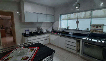 Sobrado à venda com 4 quartos, sendo 1 suíte, em Vila Lúcia, São Paulo, SP