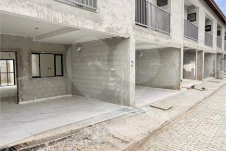 Casa à venda com 3 quartos, sendo 1 suíte, no condomínio Miguel Comitre, Poá - SP