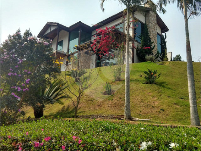Casa à venda com 5 quartos, sendo 1 suíte,  no condomínio Canada Village, Mairiporã - SP