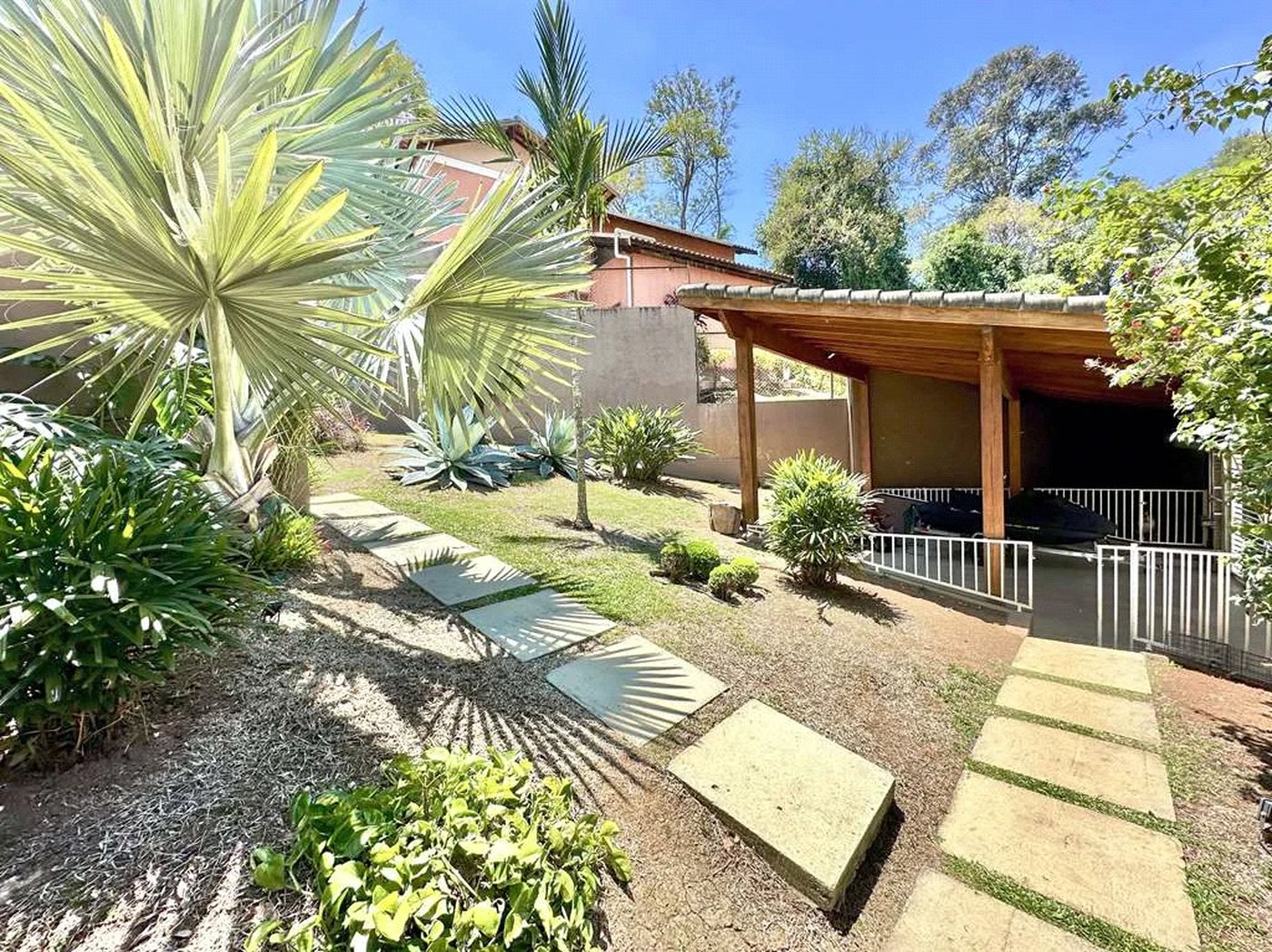 Casa à venda com 4 quartos, sendo 3 suítes,  no condomínio Vilarejo, Carapicuíba - SP
