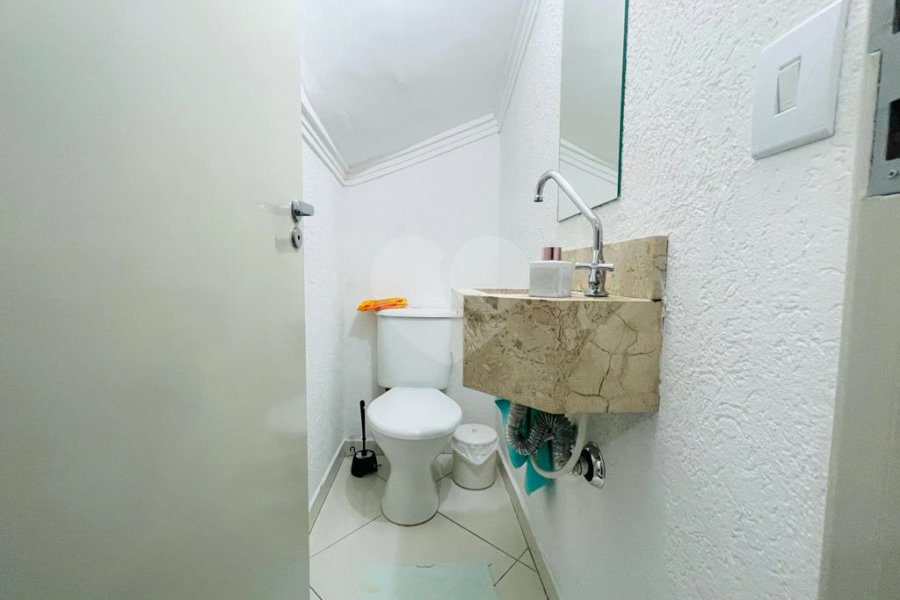 Casa à venda com 3 quartos, sendo 1 suíte,  no condomínio Rafaela I, São Paulo - SP