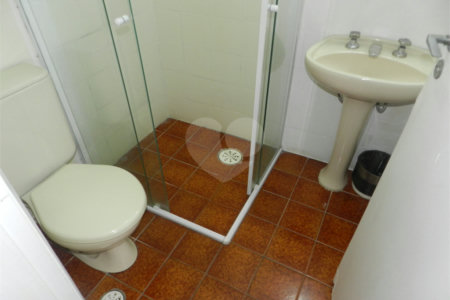 Apartamento mobiliado na Bela Vista de 36m² com 1 vaga de garagem.