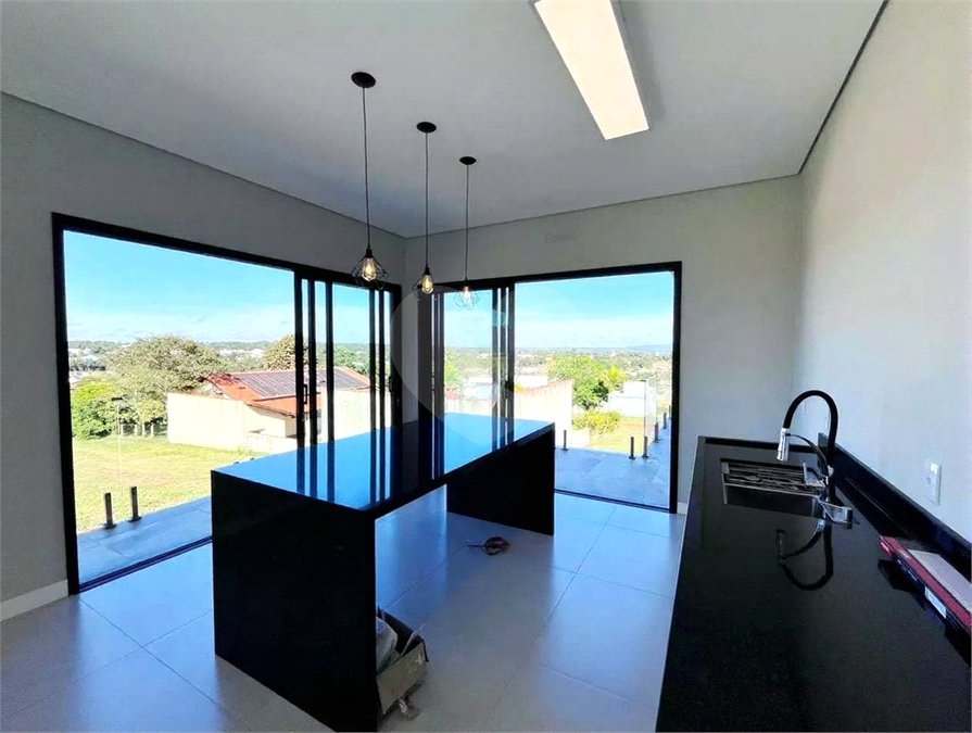 Casa à venda com 3 suítes no condomínio Ninho Verde II, Pardinho - SP