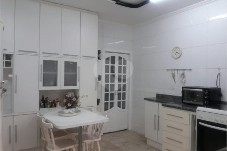 Sobrado à venda com 3 quartos, sendo 1 suíte,  em Vila Paulicéia, São Paulo, SP