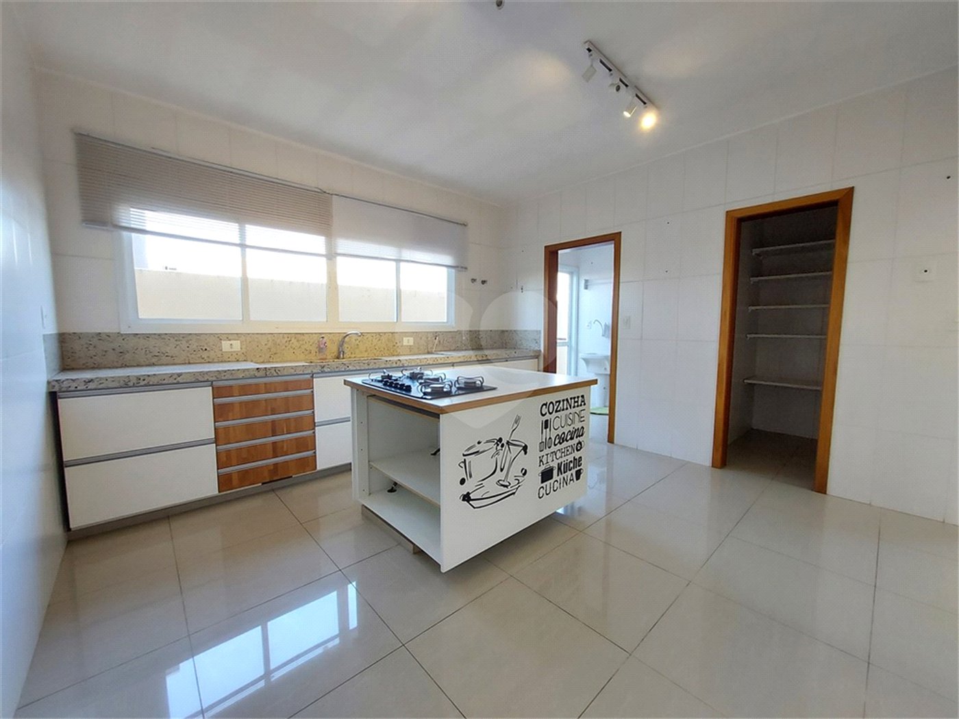 Casa à venda com 3 suítes no condomínio Villaggio Di Napoli Valinhos, Valinhos - SP