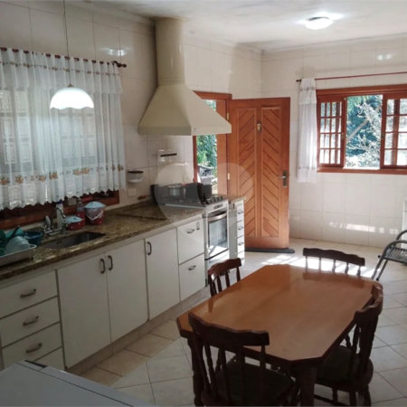 Casa à venda com 4 quartos, sendo 1 suíte, no condomínio Quinta da Cachoeira, Embu das Artes - SP