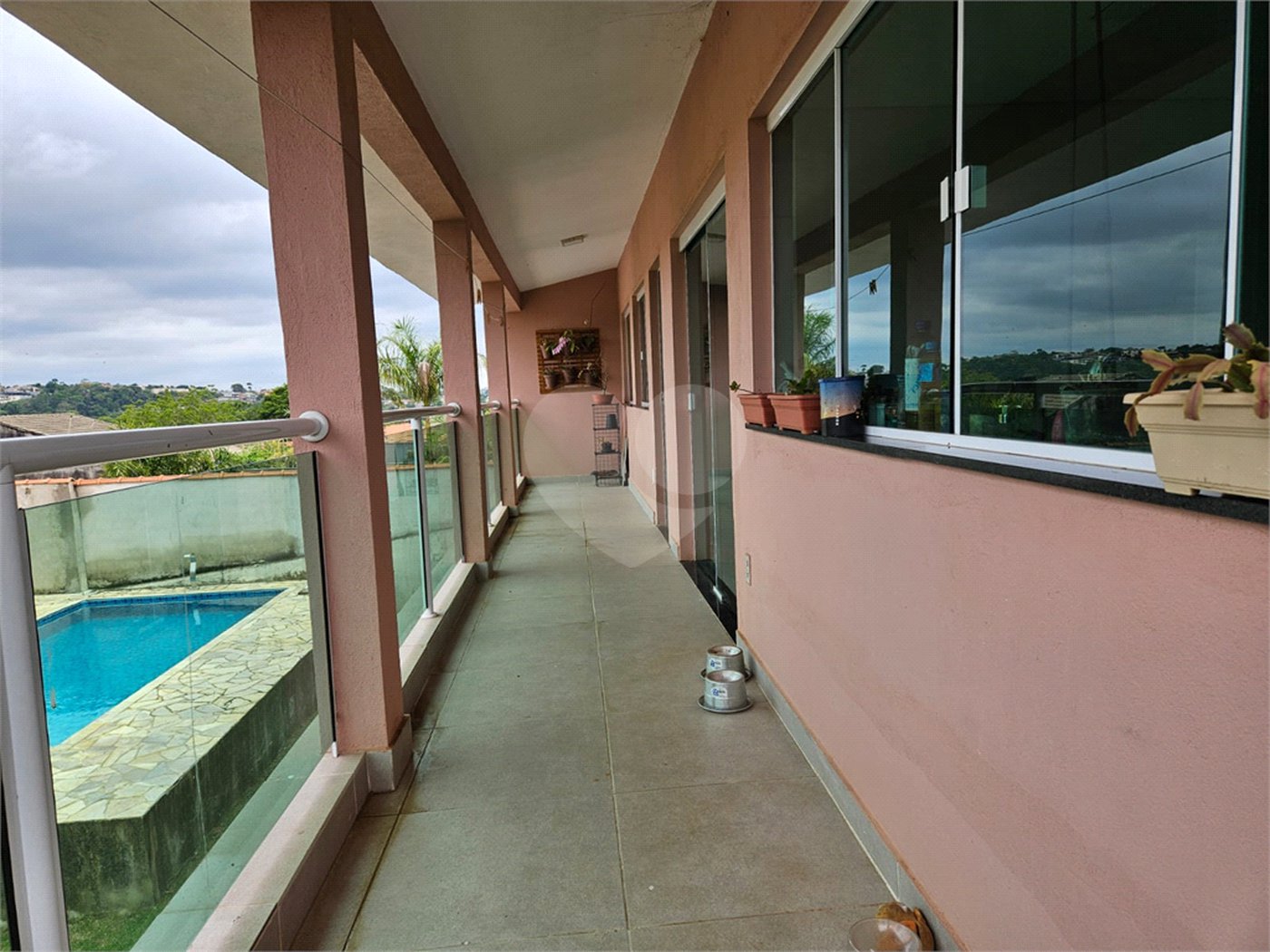 Casa à venda com 4 quartos, sendo 1 suíte,  no condomínio Jardim Shangri-lá, Atibaia - SP