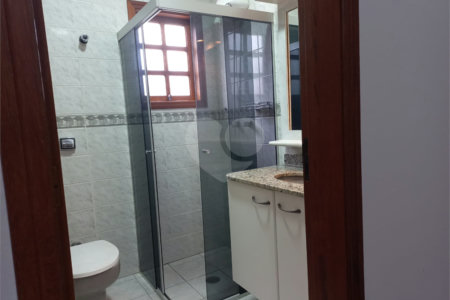 Sobrado à venda com 4 quartos, sendo 3 suítes, em Cidade São Francisco, São Paulo, SP