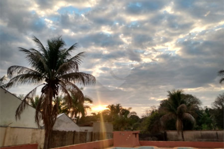 Casa Térrea com 3 dormitórios, sendo 1 suíte.