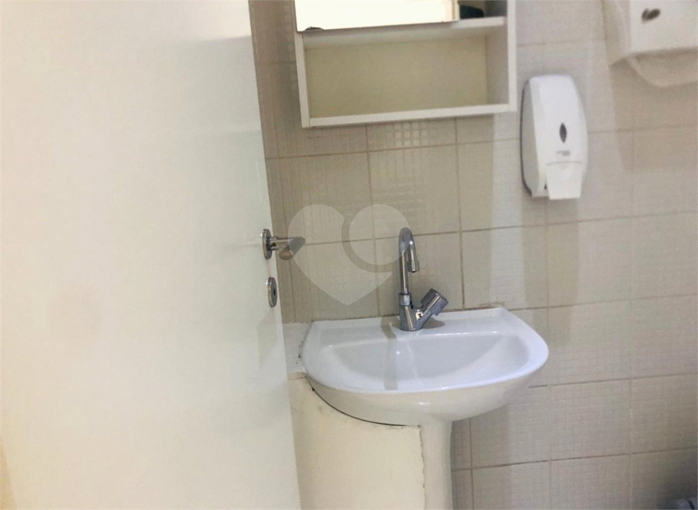 Otima sala comercial com sacada e uma vaga para auto no Nova América Office em Santo Amaro.