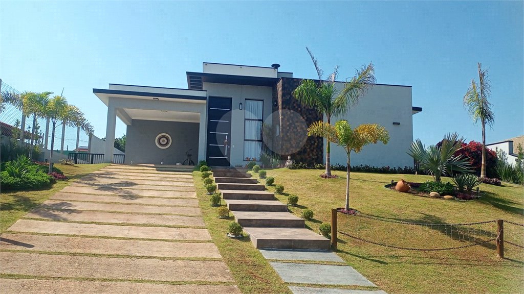 Casa à venda com 3 quartos, sendo 1 suíte, no condomínio Village da Serra, Araçoiaba da Serra - SP