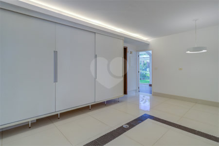 Casa para alugar com 5 quartos, sendo 3 suítes, no condomínio Chácara Flora, São Paulo - SP