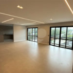 Sobrado de alto padrão no Swiss Park, totalmente reformado, com 4 suítes, piscina, elevador, espaço gourmet, 4 vagas e condomínio com lazer completo.