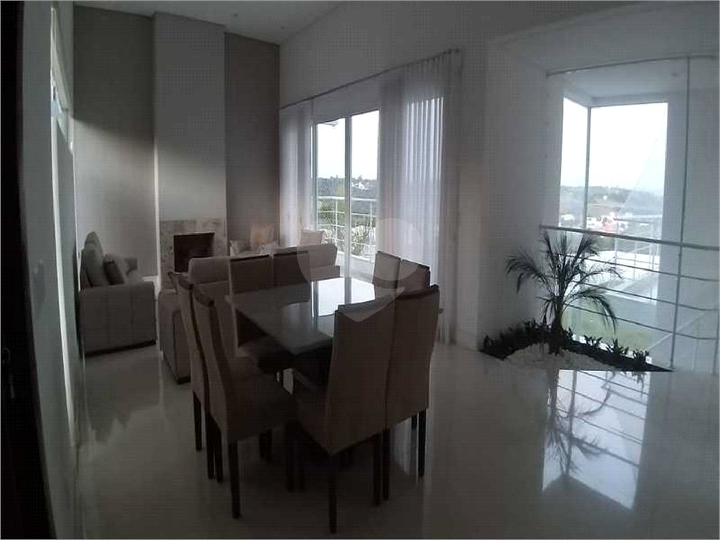 Casa à venda com 5 quartos, sendo 4 suítes, no condomínio Village Saint Charbel, Araçoiaba da Serra - SP
