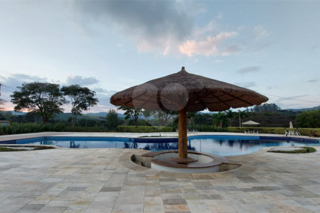 Casa à venda com 3 suítes no condomínio Figueira Garden, Atibaia - SP