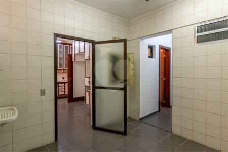 Casa à venda com 4 quartos, sendo 3 suítes,  no condomínio Vila das Flores, São Paulo - SP