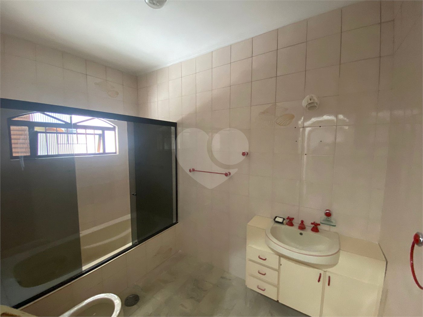 Casa à venda com 4 quartos, sendo 2 suítes,  em Jardim do Lago, Atibaia, SP