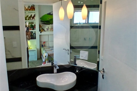 Casa à venda com 3 suítes no condomínio Figueira Garden, Atibaia - SP