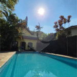Casa com Piscina, Sauna e Edícula em Rua Arborizada no Tremembé