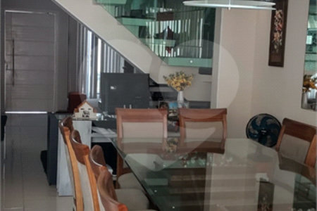 Casa à venda com 3 quartos, sendo 2 suítes,  no condomínio Parque das Figueiras, Mogi das Cruzes - SP