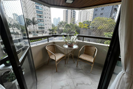 Apartamento à venda com 3 quartos, sendo 1 suíte,  em Vila Andrade, São Paulo, SP