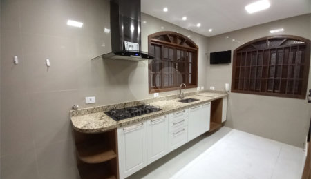 Casa à venda com 4 quartos, sendo 1 suíte,  em Vila Oliveira, Mogi das Cruzes, SP