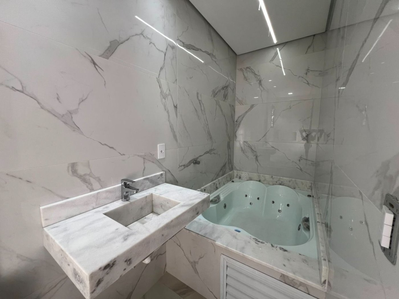 Sobrado com 4 dormitórios à venda, 234 m² por R$ 2.500.000,00 - Ponta da Praia - Santos/SP