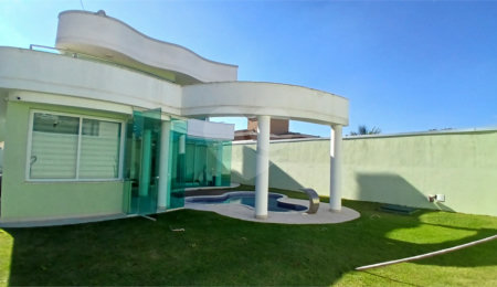 Casa à venda com 3 suítes no condomínio Figueira Garden, Atibaia - SP