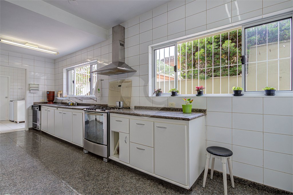 Sobrado à venda com 5 quartos, sendo 3 suítes, em Chácara Monte Alegre, São Paulo, SP