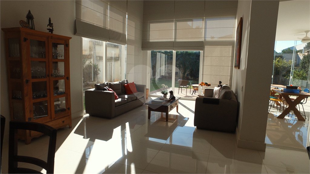 Casa à venda com 4 suítes no condomínio Figueira Gardn, Atibaia - SP