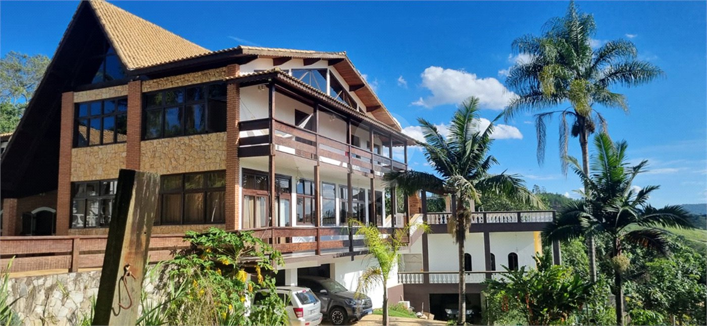 Casa à venda com 7 quartos, sendo 4 suítes, no condomínio Residencial Ypeville, Mairiporã - SP