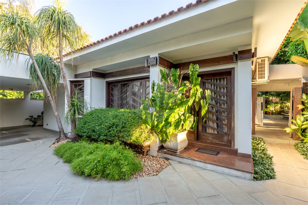 Casa à venda com 6 quartos, sendo 2 suítes, em Jardim Primaveril, Três Lagoas, MS
